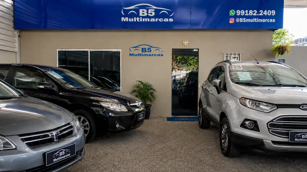 Entrada da B5 Multimarcas, no Ipsep, com veículos do estoque à frente da fachada